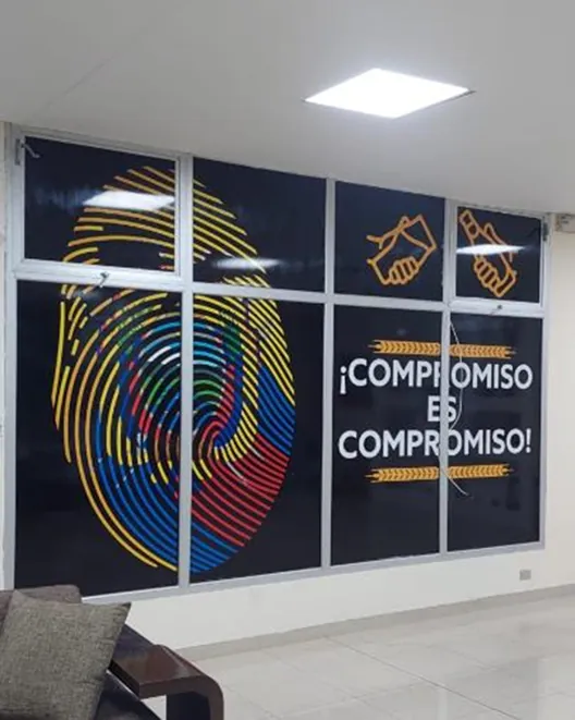 Gráfica institucional en planta cervecera