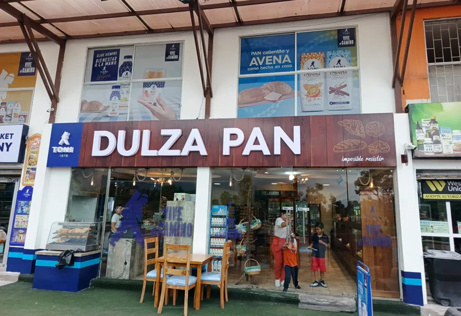 Fachada y rótulo de la panadería Dulza Pan