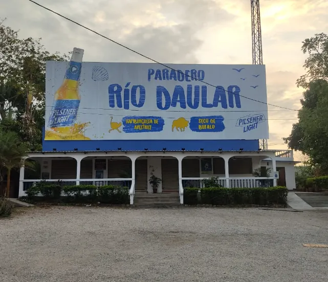 Rótulo publicitario del Paradero Río Daular con marca Pilsener